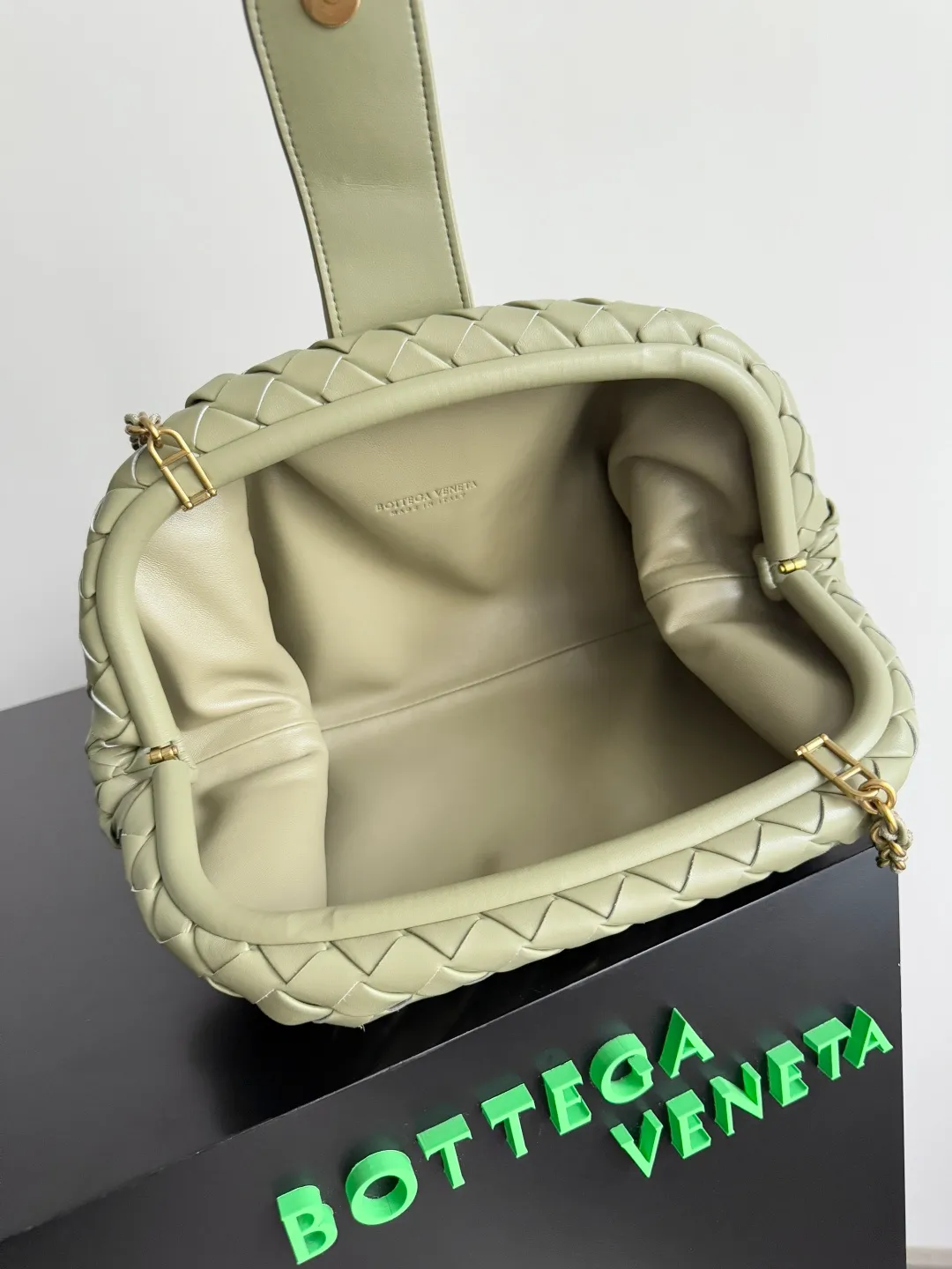 Batch 2260 BOTTEGA VENETA Lady's LAUREN CLUTCH Chain Clutch was inspired by 40 years ago. It is a perfect fusion of classic and modern bags. It is effortless and fashionable for any occasion and at any time. The newly added detachable metal chain allows people to have more ways to carry it. It is grand and elegant. Style No.: 785807 Size: 31.5*16.5*11cm